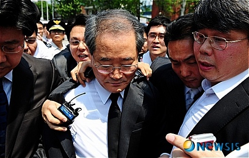20090525 chief prosecutor Kim, Chae Jin after paying respects at Roh, Moo Hyun funeral